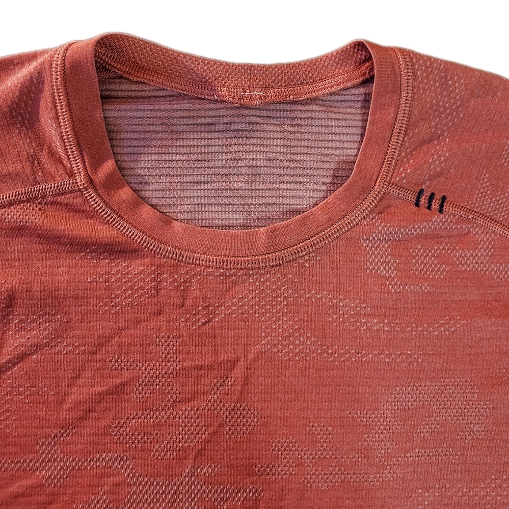 Lululemon \ Metal Vent Tech Short-Sleeve T Shirt / M / Red Camo - Picture 2 of 6